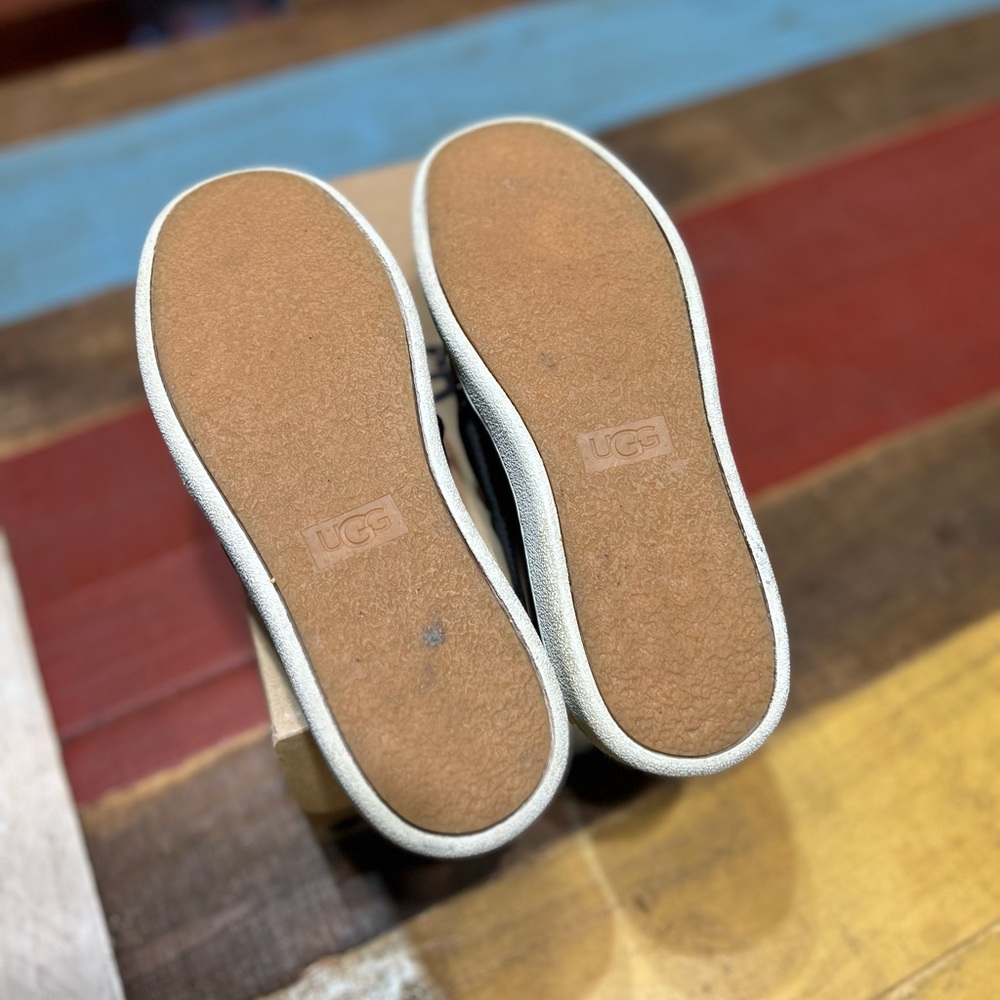 UGG - Picture 5 of 7